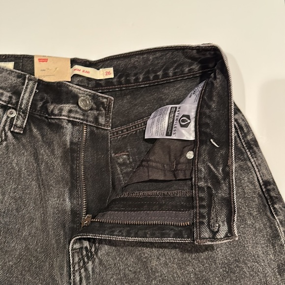 🔥🔥🔥NWT Levi’s Premium Mom Jeans - Picture 9 of 10